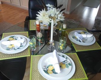 Meadowbrook in Quiet, Peaceful Setting in Adrian, private room - Adrian - Jídelna