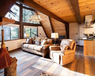 Bears Lair by Avantstay 3mins From Bear Mountain Ski Resort! - Big Bear Lake - Living room