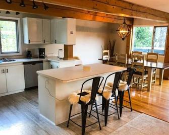 Bear Valley Guesthouse - Stewart - Kitchen
