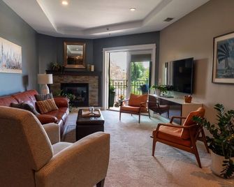 Downtown Luxury Condo - Grand Haven - Huiskamer