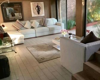 Entire house with private pool, Conveniently located near wedding room - Jiutepec - Sala de estar