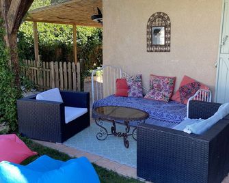 Maison de Charme Avec Piscine à 5minutes de Montignac Lascaux - Condat-sur-Vézère - Patio