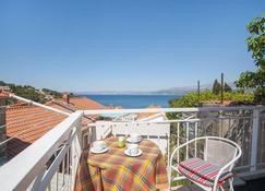 Apartment Mira - great location & free Bbq: A1(2+2) - Splitska, Island Brac, Croatia - Supetar - Balkon