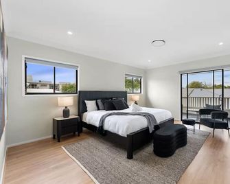Parea | Designer Beachside Villa • Spa & Pooltable - Clontarf
