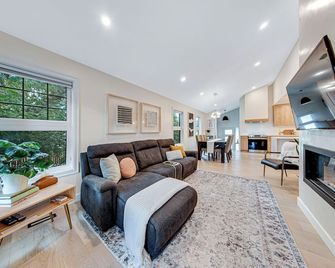 Selina's House - 2 Bed 2 Bath - Gordie Howe Arena - Beautiful Modern Build - Saskatoon - Living room