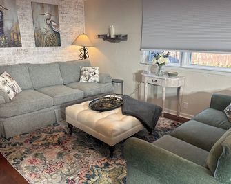 New Listing! Near I-40; 25 min to Knoxville; Watts Bar Lk neighborhood access - Harriman - Living room