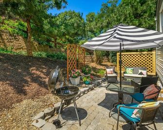 Cheerful 2-bedroom shore cottage with free parking - Highlands - Patio