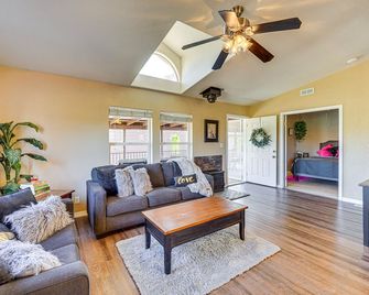 Covered Patio: Lincoln Vacation Rental! - Lincoln - Living room