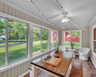 Old School Charm | Sleeps 6 - Niles - Living room