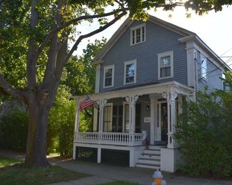 Cozy, historic home, 1 BR located 2 blocks from downtown Bristol RI - Bristol - Gebouw