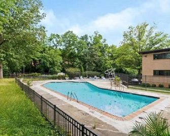 Beautifully furnished 1 Bedroom McLean Condo near Tysons corner - McLean - Pool