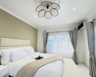The Palm Nest: Escape the ordinary, stay where serenity meets style. - Bulawayo - Bedroom