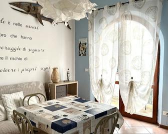 N284 - Numana, bilocale con terrazzo vista mare - Numana - Essbereich