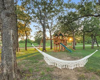 Golden Pine - Lakefront Cabin getaway - Madill - Patio