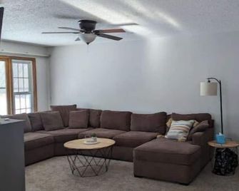 4-bedroom vacation home minutes from Minnesota State University - Mankato - Wohnzimmer