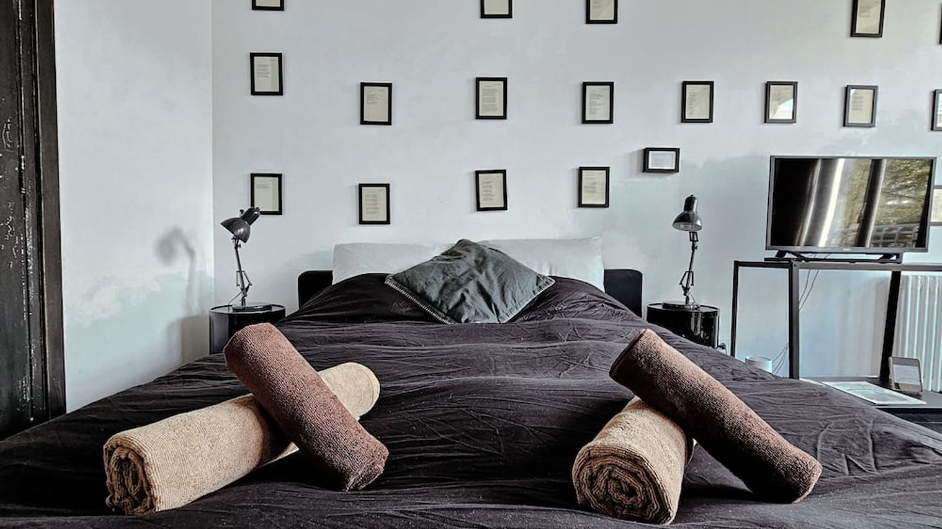 JoyJoyJoy the Black Beauty ecolicious studio in a canal house with French balcony with view on the canals