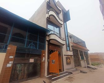 OYO Flagship Hotel Chhattarpur Inn - Neu-Delhi - Gebäude