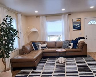 Luxury Cozy Stay-Near Six Flags, Navy Base - Gurnee - Living room