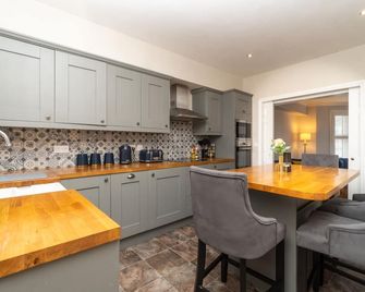 Modern Maisonette in Vibrant Bristol, Free Parking - Bristol - Kitchen