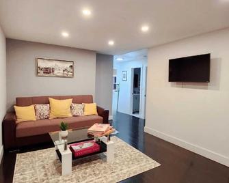 Entire Modern 1 Fam house/ 7 min walk to NYC Train - Tuckahoe - Sala de estar