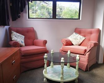 The Tairua Tree House - a traditional NZ bach overlooking Tairua harbour - Tairua - Living room