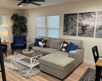 Cozy Ranch House - Fredonia - Living room