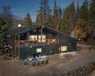 Yosemite Lakes RV Resort - Groveland - Building