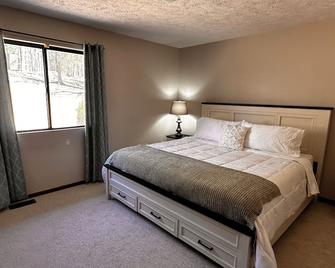 Cozy and quiet 2-bedroom condo with WiFi and AC in charming Traverse City - Traverse City - Bedroom