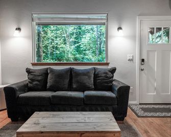 Newly built deluxe cabins, in a private redwood setting near the Smith River - Crescent City - Living room