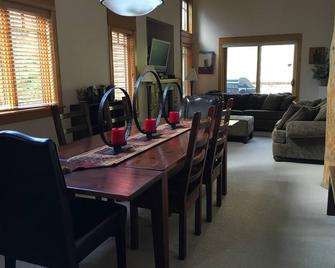 Vacation Penthouse Condo in a Ski and Mountain Bike Resort - Rossland - Dining room