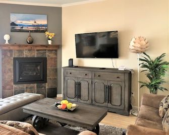 Elk Grove Waterfront with King Bed - Elk Grove - Living room
