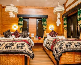 Hotel Riverside with Swimming pool - Sauraha - Bedroom