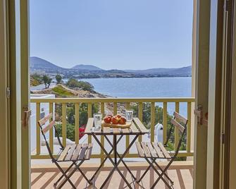 Ochre Dream, Beach front & Sunset villa Naousa - Naousa - Balcony