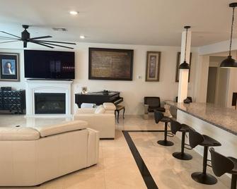 Elegant Retreat with Private Luxurious Gen Suite - Menifee - Sala de estar