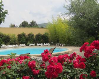 B&B Les Romarins - Crestet - Piscina