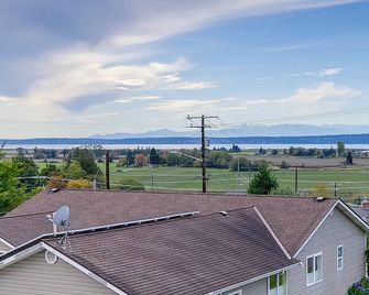 Water Views & Hot Tub: 'Kim's Kastle' in Stanwood! - Stanwood - Vista del exterior