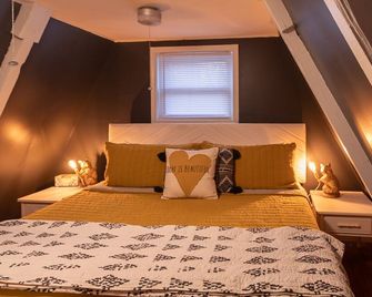 Cozy 2-bedroom Aframe in charming Lake Geneva with a hot tub and fireplace - Lake Geneva - Bedroom