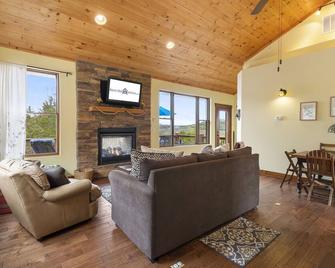 Mountain Estate Lake Front - Blue Eye - Sala de estar