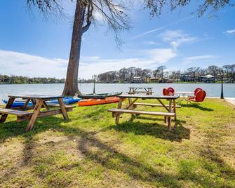 Waterfront Studio with Fire Pit on Lake Dunlap! - New Braunfels - Patio