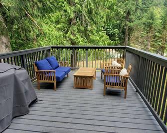 Riverfront cottage with stairs to the river, firepit, and forested retreat. - Duncan