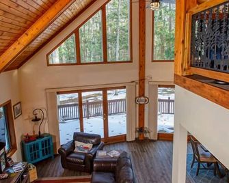 Cabin in the Woods by Simple Life Rentals - Egg Harbor - Sala de estar