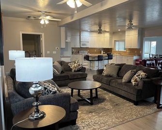 Springville Welcome Home: spacious 5-bedroom house in delightful Springville - Springville - Wohnzimmer