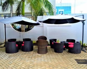 M Hotel - Dar es Salaam - Patio