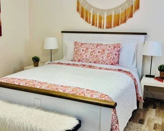 Spacious Niagara Escape 3 Br Private Backyard - Niagara Falls - Bedroom