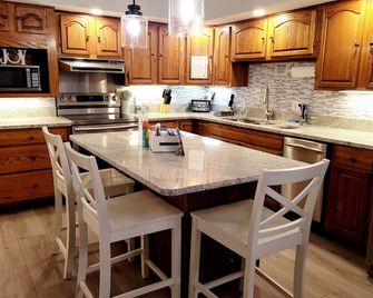 No Cleaning Fee - Steps to Entertainment - King Bed - Family Friendly - Newport - Cocina