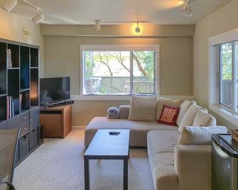 A dog-friendly, quiet, private suite overlooking a quaint lake - Victoria - Wohnzimmer