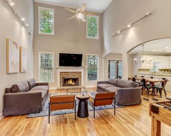 Sleeps 11 Spacious Suwanee house with home gym - Suwanee - Living room