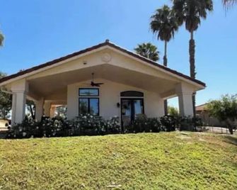 Ocean Breezes Vrbo - Fallbrook - Building