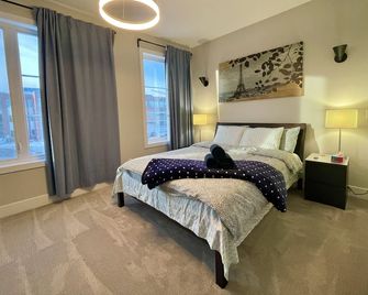 Huge 1700+ Sqft Luxury Home Dt Parking + Fast Wifi - Edmonton - Bedroom