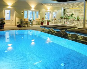 Akis Hotel - Kamari - Piscina